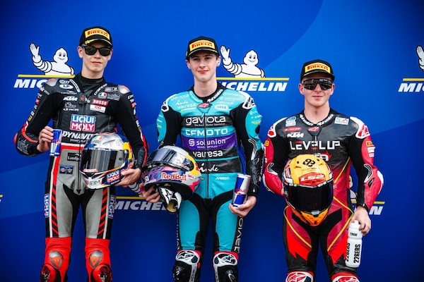 Moto3, qualifiche del GP Francia 2025: incredibile Quiles in pole position, 2° Pini!