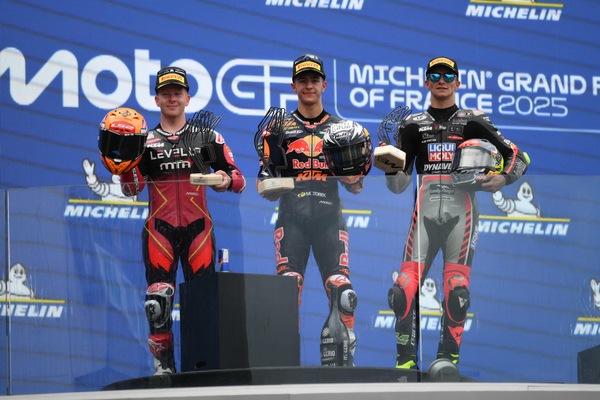 Moto3, GP Francia: Rueda vince in un ultimo giro pazzo, Pini cade