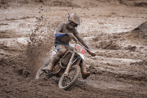 MX2: De Wolf domina gara uno sotto il diluvio
