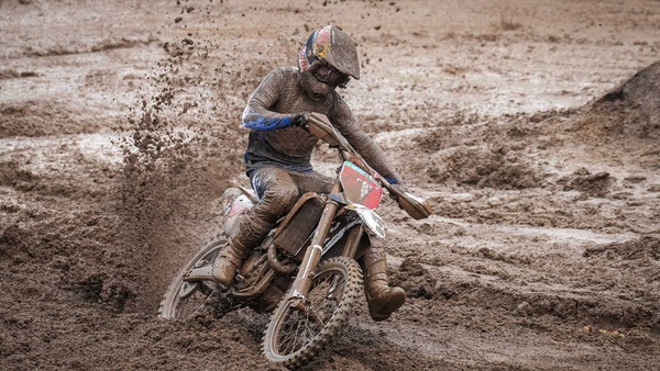 MX2: De Wolf domina gara uno sotto il diluvio