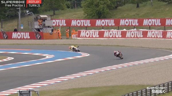 SBK Most, violento highside per Iannone in FP1: la sequenza