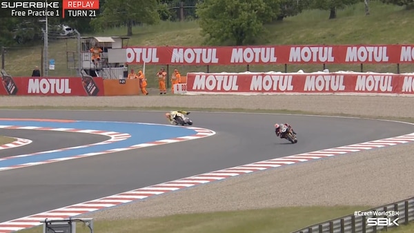 SBK Most, violento highside per Iannone in FP1: la sequenza