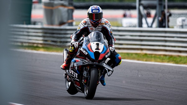 SBK, Most: Razgatlioglu comanda la FP1, brutte cadute per Bulega e Iannone