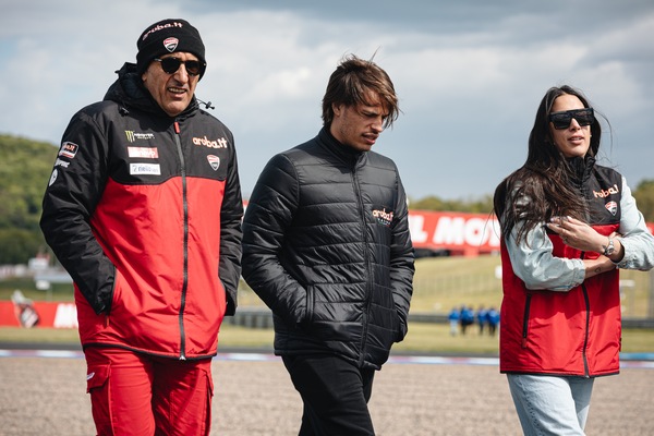 SBK, contusione alla caviglia ed al ginocchio per Bulega