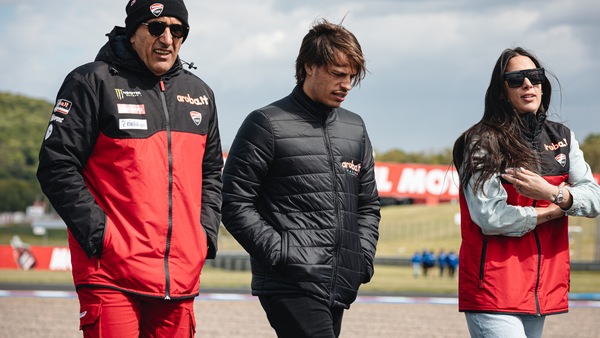 SBK, contusione alla caviglia ed al ginocchio per Bulega