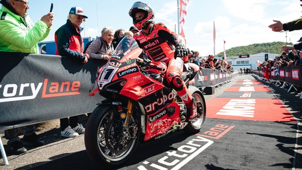 SBK Most, Bulega: "Il flusso carburante? BMW prima, Ducati seconda"