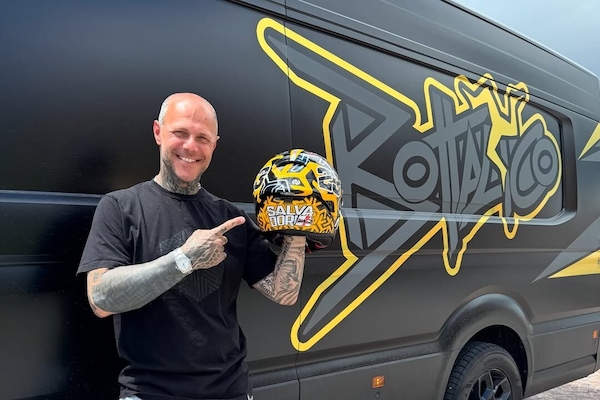 Maurizio Bottalico al Tourist Trophy con in testa Luca Salvadori