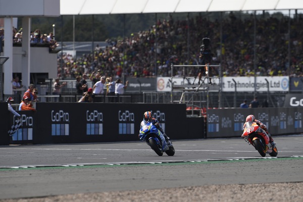 #RoadtoSilverstone: 2019, Rins beffa Marquez in volata