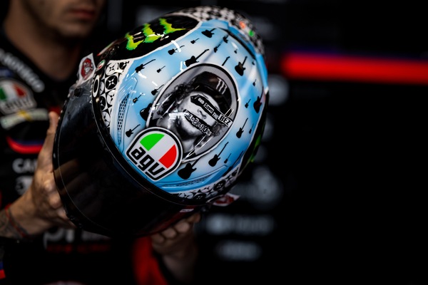 MotoGP Silverstone, casco speciale per Bezzecchi: "God save the Bez"