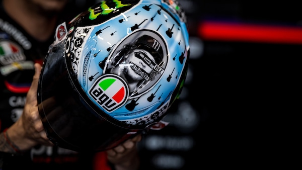 MotoGP Silverstone, casco speciale per Bezzecchi: "God save the Bez"