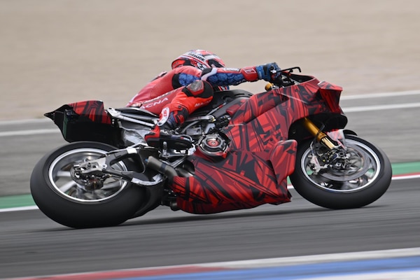SBK, test Misano: ecco i primi scatti della nuova Panigale V4R!