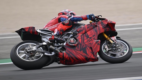 SBK, test Misano: ecco i primi scatti della nuova Panigale V4R!