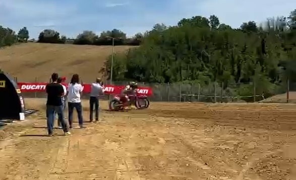 Lupino e Tony Cairoli che provano una partenza a Faenza sulla Ducati DesmoMX 450