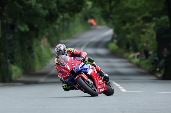 TT 2025, Qualifiche 2: Dean Harrison sempre al comando, caduta per Hickman