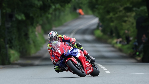 TT 2025, Qualifiche 2: Dean Harrison sempre al comando, caduta per Hickman