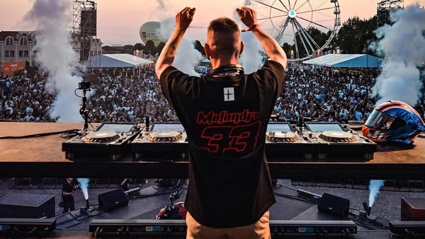 Melandri e una Ducati Diavel: quando l’arrivo in consolle è spettacolare