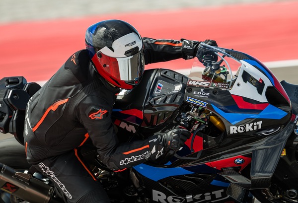 Dentro il sogno SBK: in sella alla BMW M 1000 RR di Razgatlioglu