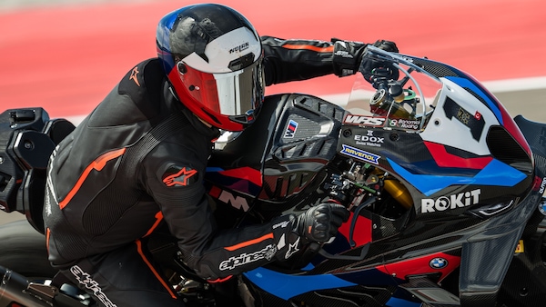 Dentro il sogno SBK: in sella alla BMW M 1000 RR di Razgatlioglu