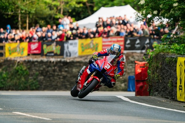 TT 2025, Dean Harrison imbattibile nella Superstock