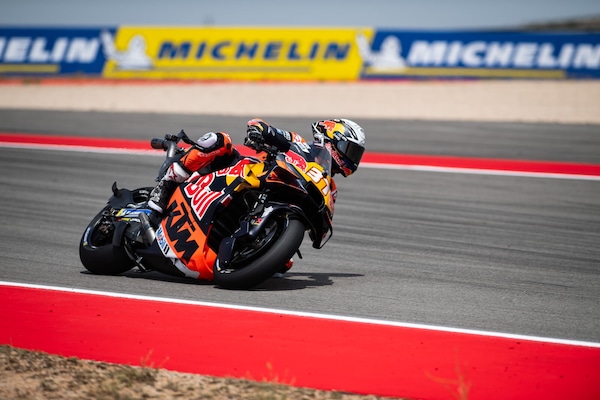 MotoGP Acosta: “Sensazioni diverse tra Silverstone e Aragon? Non ci capisco niente”