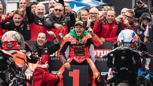 SBK, ufficiale: Bulega e il team Ducati Aruba ancora insieme nel 2026