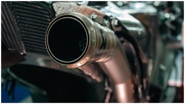 MotoGP, Yamaha svela la nuova moto: ecco il V4