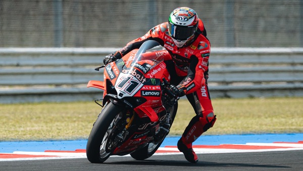 SBK, Misano: Bulega distrugge il cronometro e si prende la pole, solo Toprak nella sua scia