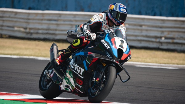 SBK Misano: Toprak piega Bulega e vince Gara 1, Petrucci conquista il podio