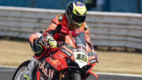 SBK, Bautista: “Prima con questa moto vincevo, ora sono un passeggero”