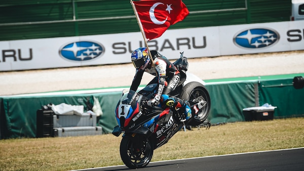 SBK, Superpole Race: Bassani abbatte Bulega, Toprak ringrazia e vince
