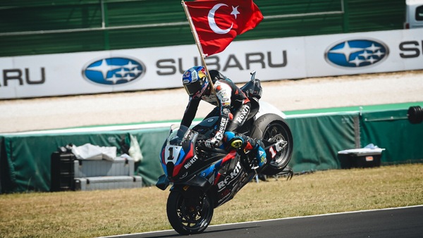 SBK, Superpole Race: Bassani abbatte Bulega, Toprak ringrazia e vince