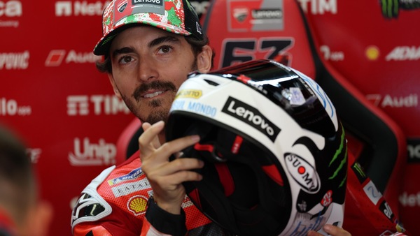 MotoGP, Bagnaia al Mugello dedica il casco a Ligabue e invita tutti a “Ballare sul mondo”