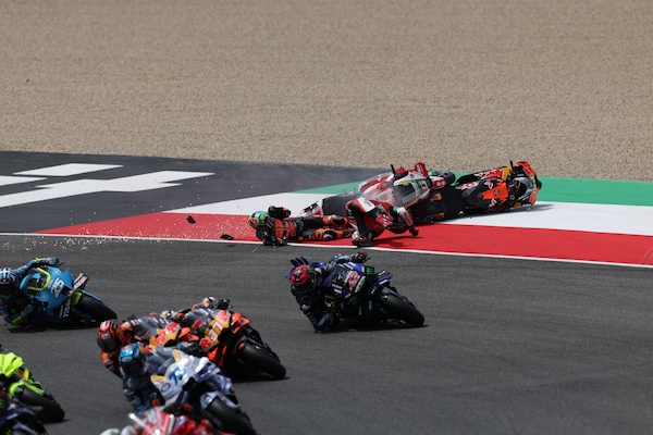 MotoGP, Sprint Mugello: incidente al via tra Di Giannantonio, Binder e Zarco