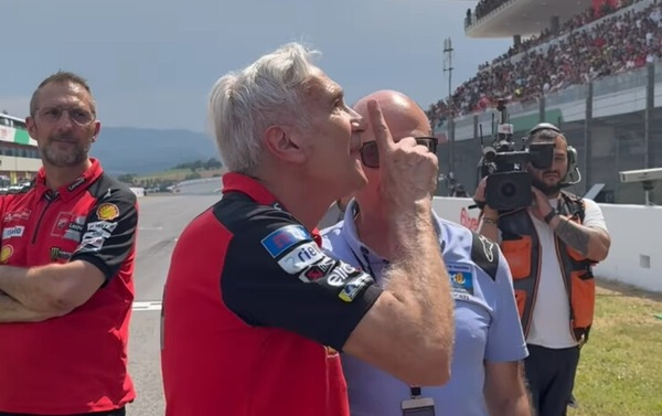 MotoGP, Davide Tardozzi contro i tifosi che fischiano Marquez: “Zitti! È rosso!”