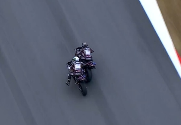 MotoGP, il contatto pericoloso tra Bagnaia e Marquez: la sequenza