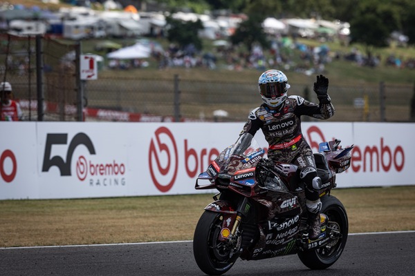 MotoGP, Bagnaia da campione a spettatore al Mugello: sette giri poi il buio
