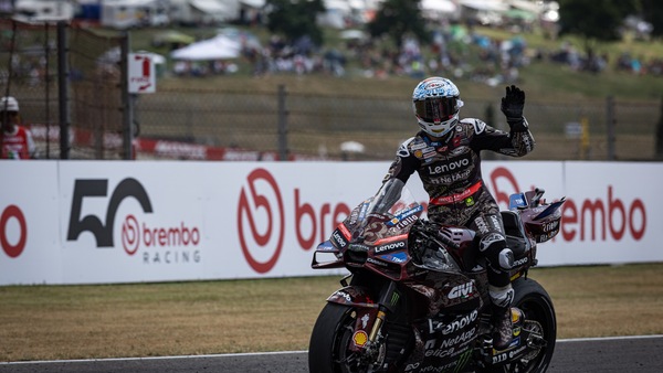 MotoGP, Bagnaia da campione a spettatore al Mugello: sette giri poi il buio