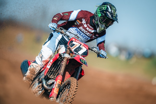 Alessandro Lupino e la Desmo250 MX in gara nel Campionato Francese MX