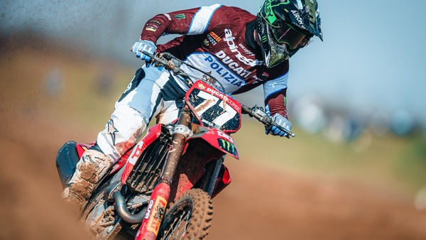 Alessandro Lupino e la Desmo250 MX in gara nel Campionato Francese MX