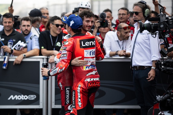 MotoGP, Bagnaia scherza con Marquez: “Stai facendo le prove per il tuo matrimonio?”