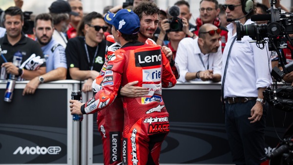 MotoGP, Bagnaia scherza con Marquez: “Stai facendo le prove per il tuo matrimonio?”