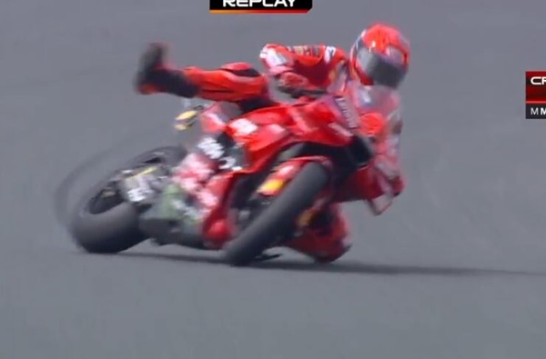 MotoGP, violenta caduta di Marc Marquez: sventato per un pelo l'high side