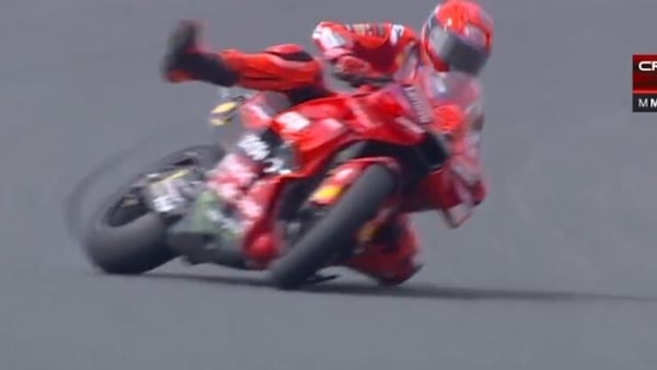 MotoGP, violenta caduta di Marc Marquez: sventato per un pelo l'high side