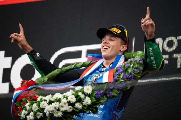 Moto2, Moreira il primo brasiliano a vincere nella classe di mezzo, e omaggia Senna sul podio