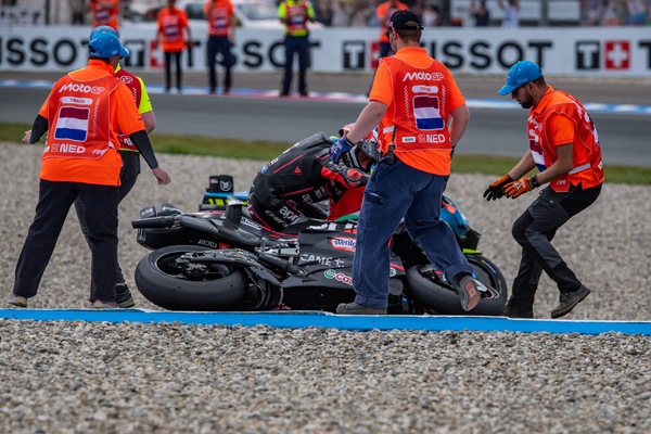 MotoGP, la caduta di Marco Bezzecchi… dopo la bandiera a scacchi!