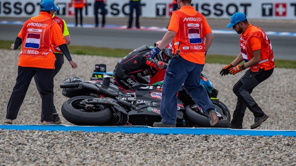 MotoGP, la caduta di Marco Bezzecchi… dopo la bandiera a scacchi!