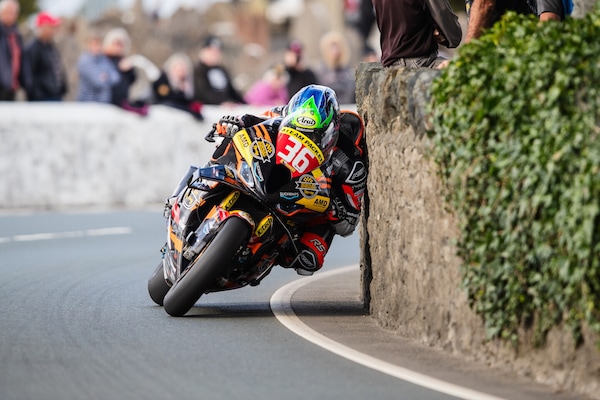 Una road race più estrema del TT: i piloti in azione alla Southern 100