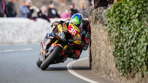 Una road race più estrema del TT: i piloti in azione alla Southern 100