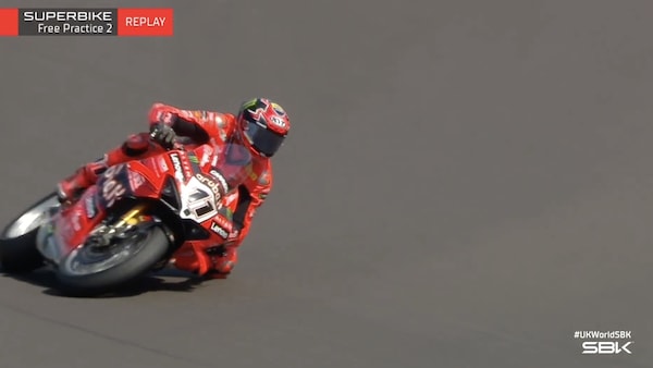 SBK Donington, scivolata al via delle FP2 per Bulega: la sequenza