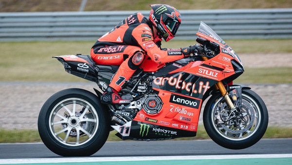 SBK Donington, doppietta italiana in FP2: Bulega 1° davanti a Petrucci